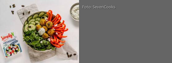 Rezeptbild für "Kurkuma-Quinoa-Falafel-Bowl mit veganem Feta-Dip"