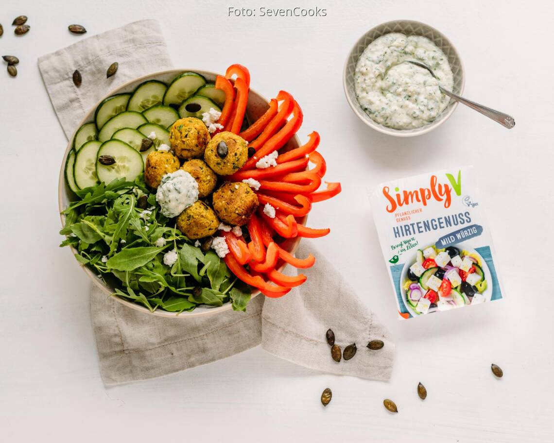 Veganes Rezept: Kurkuma-Quinoa-Falafel-Bowl mit veganem Feta-Dip von Simply V 2