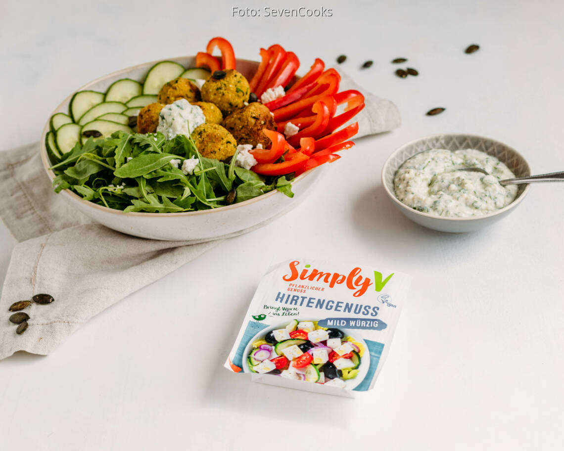 Veganes Rezept: Kurkuma-Quinoa-Falafel-Bowl mit veganem Feta-Dip von Simply V 3