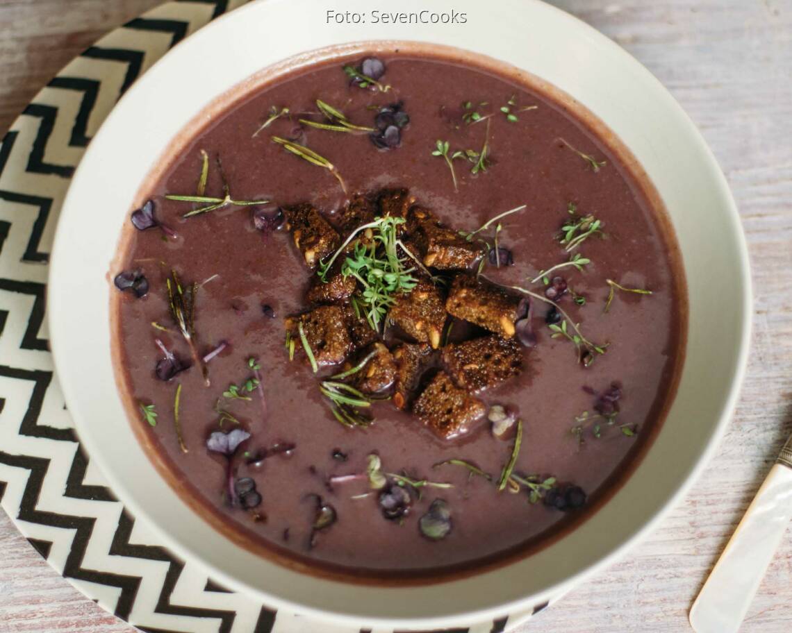 Veganes Rezept: Lila Süßkartoffelsuppe mit Rosmarin Croutons 1