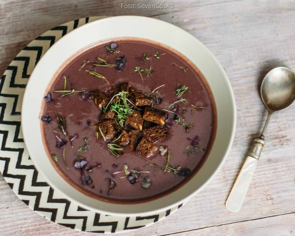 Veganes Rezept: Lila Süßkartoffelsuppe mit Rosmarin Croutons 2