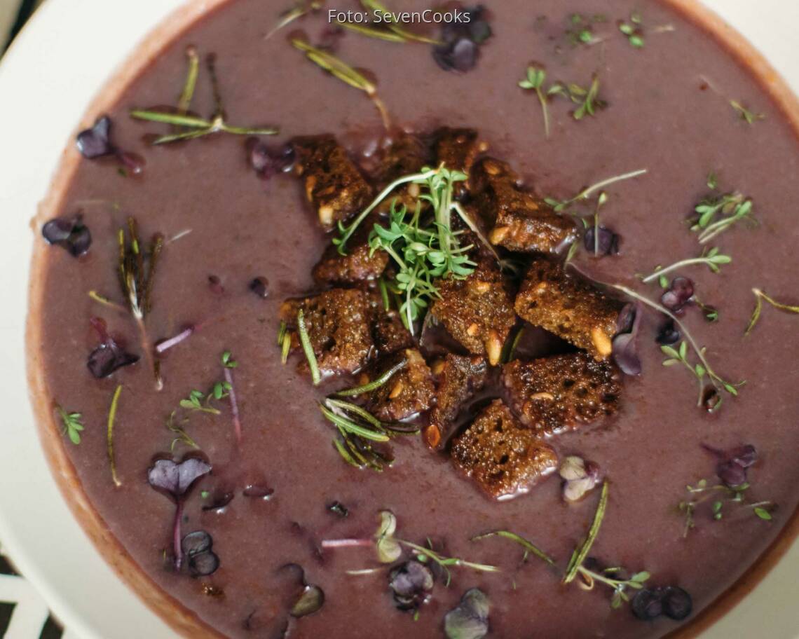 Veganes Rezept: Lila Süßkartoffelsuppe mit Rosmarin Croutons 3