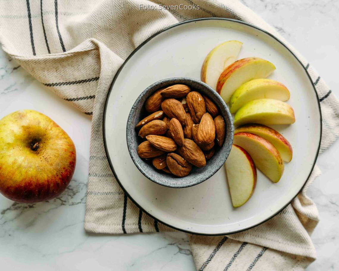 Veganes Rezept: Mandeln und Apfel