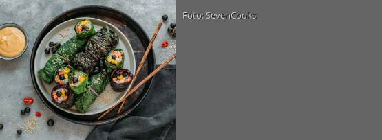 Rezeptbild für "Mangold-Röllchen mit Erdnuss-Dip"
