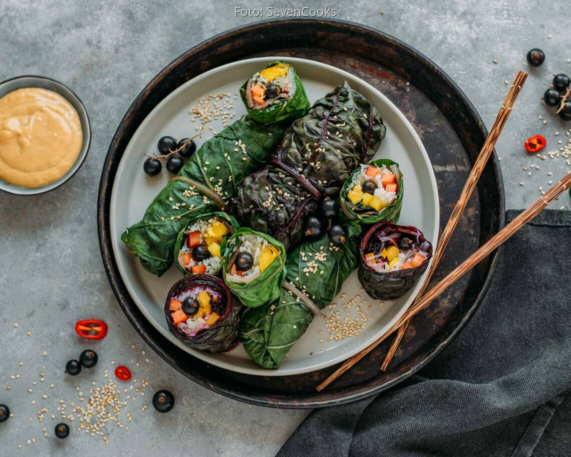 Veganes Rezept: Mangold-Röllchen mit Erdnuss-Dip 1