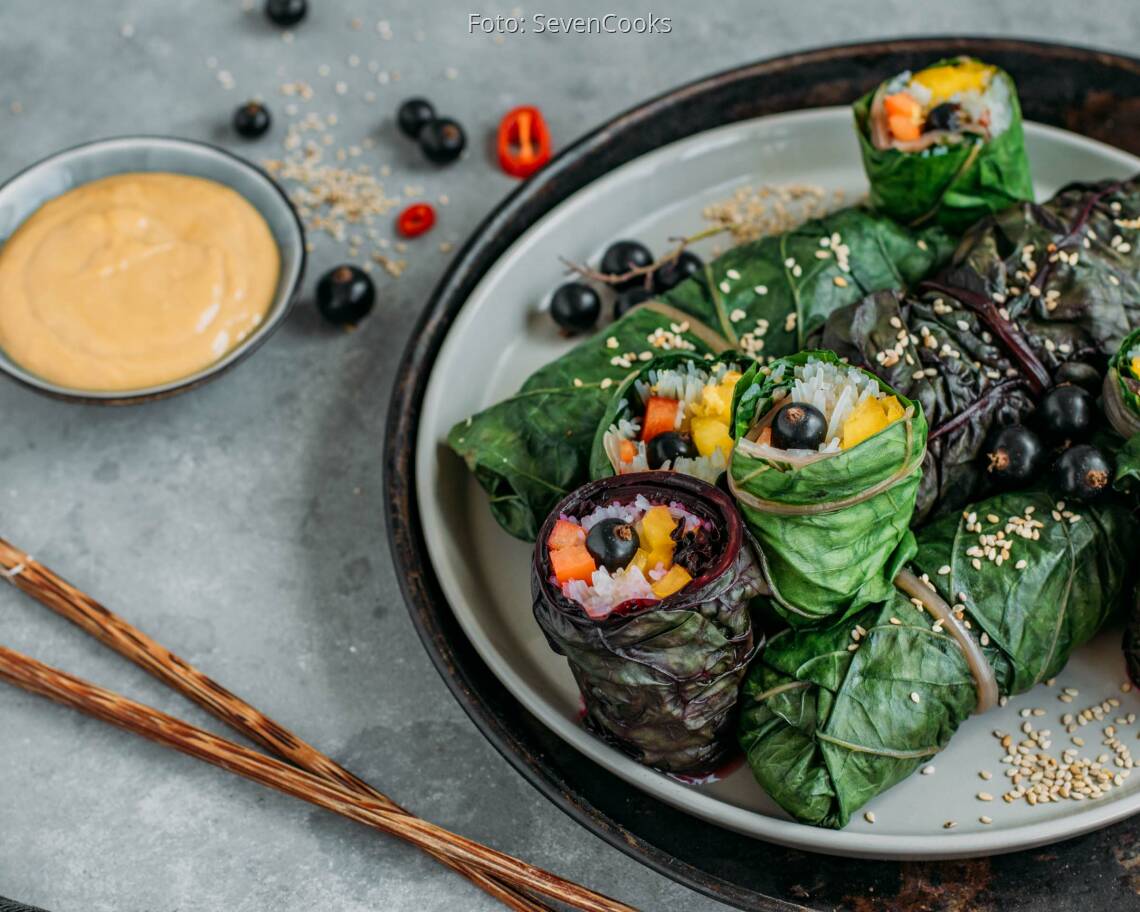 Veganes Rezept: Mangold-Röllchen mit Erdnuss-Dip 2