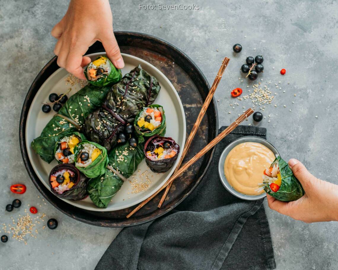 Veganes Rezept: Mangold-Röllchen mit Erdnuss-Dip 3
