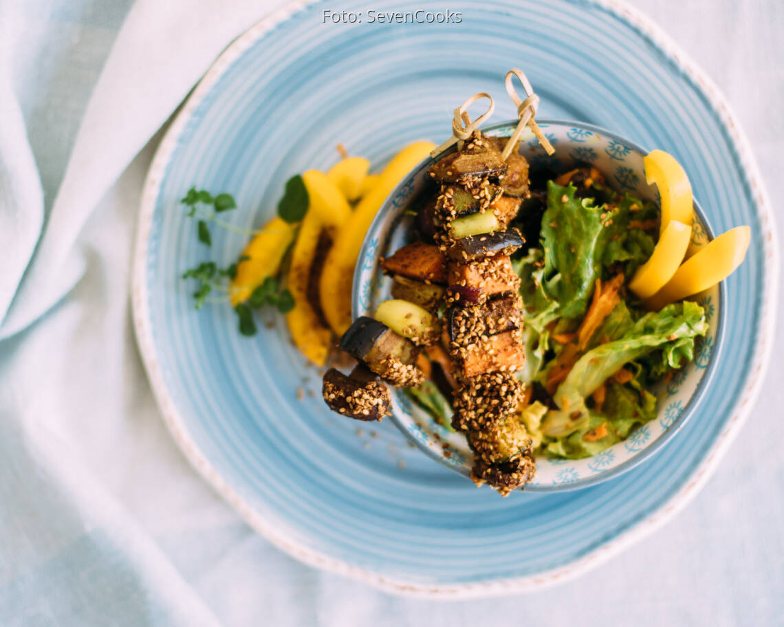Veganes Rezept: Masala-Spieße im Gomasiomantel