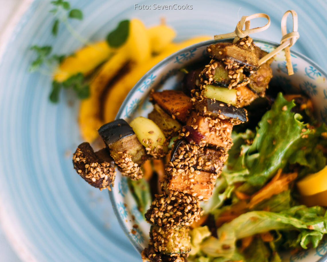 Veganes Rezept: Masala-Spieße im Gomasiomantel