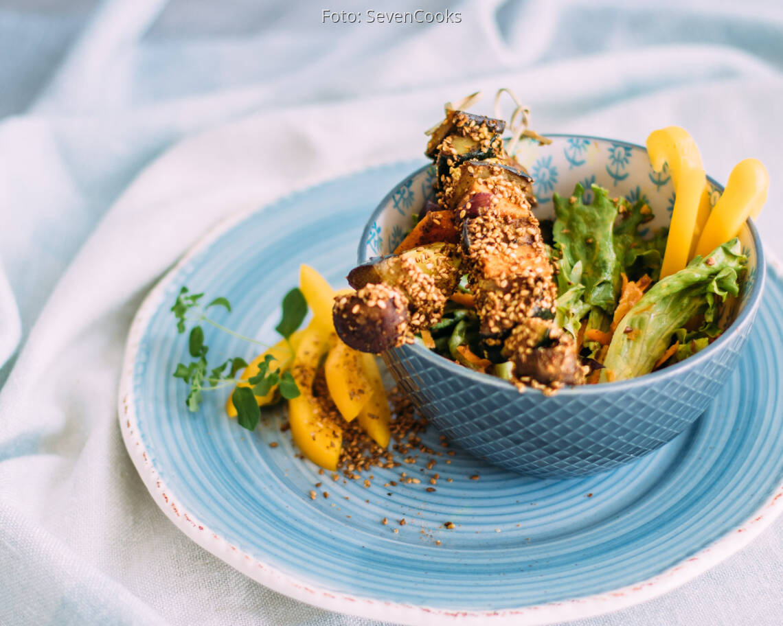 Veganes Rezept: Masala-Spieße im Gomasiomantel