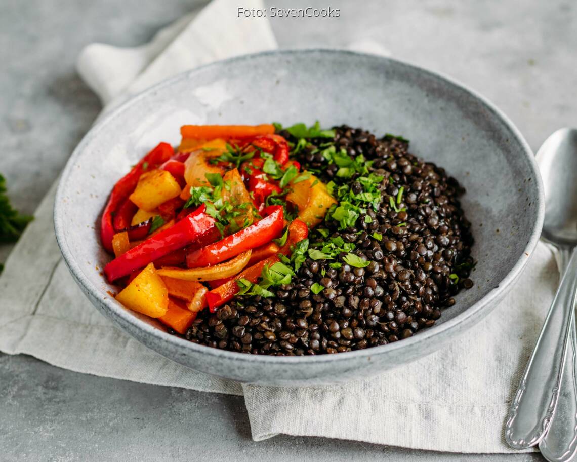 Veganes Rezept: Meal-Prep: Belugalinsen mit Ofengemüse 2