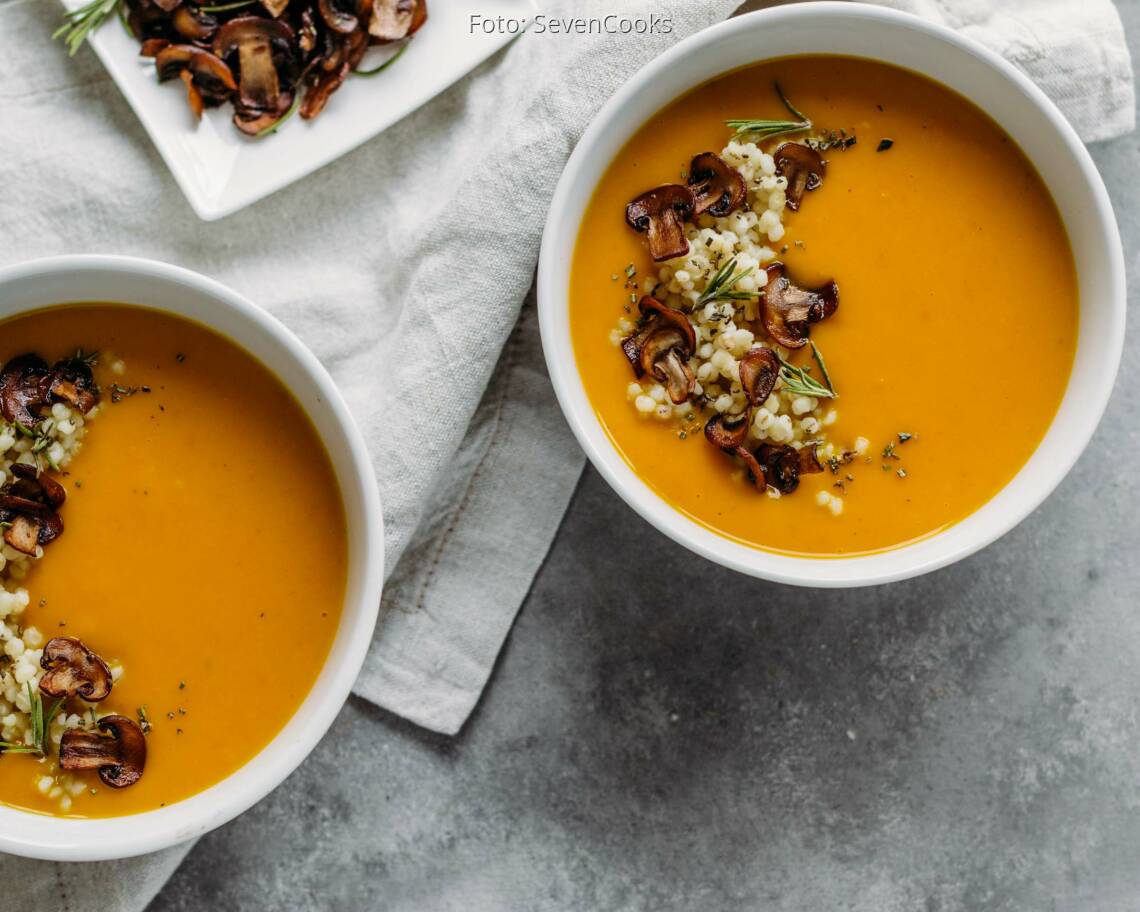 Veganes Rezept: Meal-Prep: Fruchtige Kürbissuppe mit Graupen-Pilz-Topping 2