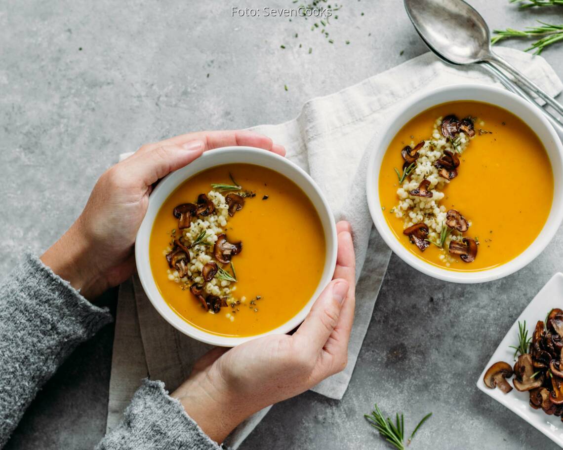 Veganes Rezept: Meal-Prep: Fruchtige Kürbissuppe mit Graupen-Pilz-Topping 3