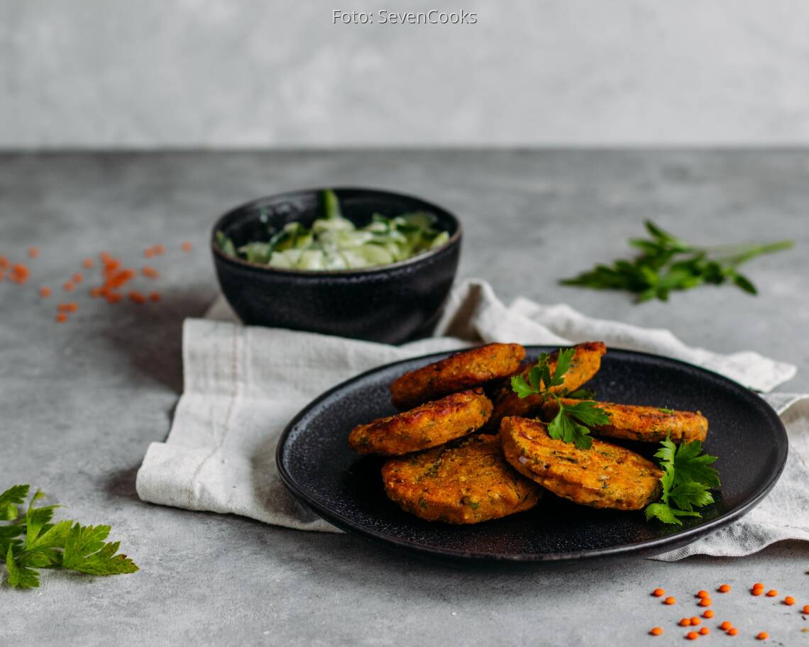 Veganes Rezept: Meal-Prep: Linsenfrikadellen mit Gurkensalat 2