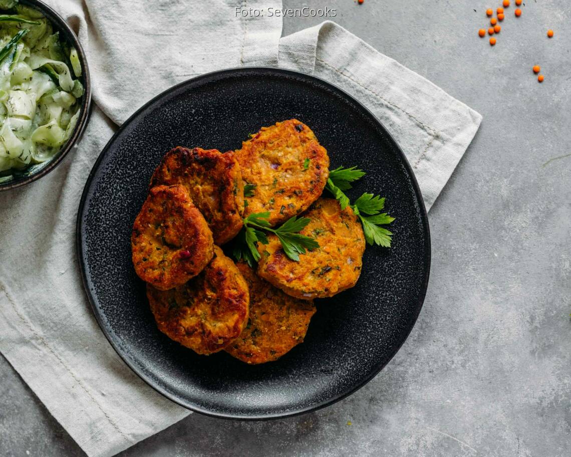 Veganes Rezept: Meal-Prep: Linsenfrikadellen mit Gurkensalat 3