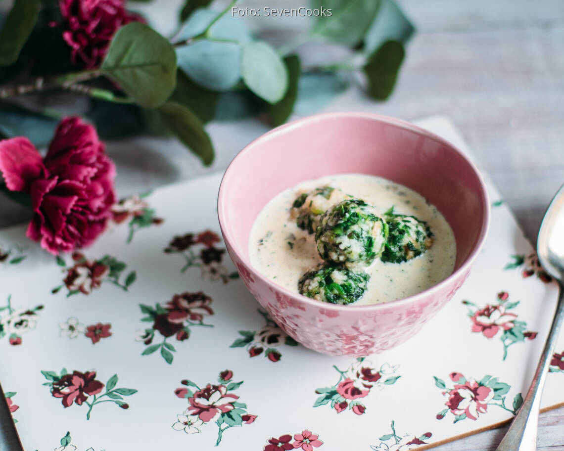 Veganes Rezept: Minispinatknödel mit Pilzsauce