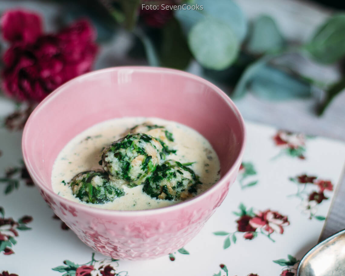 Veganes Rezept: Minispinatknödel mit Pilzsauce