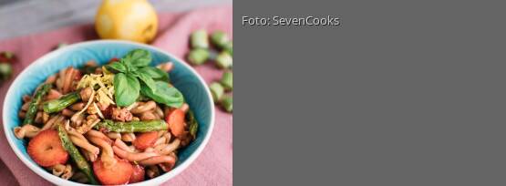 Rezeptbild für "Spargelsalat mit Erdbeeren, Nudeln und Walnüssen"