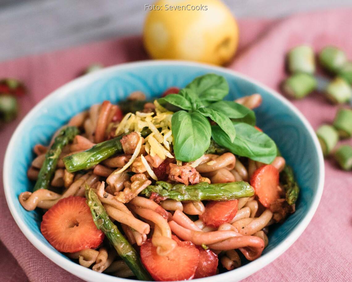 Veganes Rezept: Nudelsalat mit Erdbeeren, Spargel und Walnüssen_1