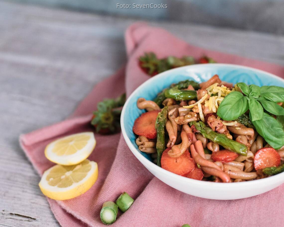 Veganes Rezept: Nudelsalat mit Erdbeeren, Spargel und Walnüssen_2