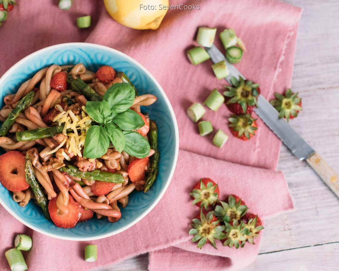 Veganes Rezept: Nudelsalat mit Erdbeeren, Spargel und Walnüssen_3