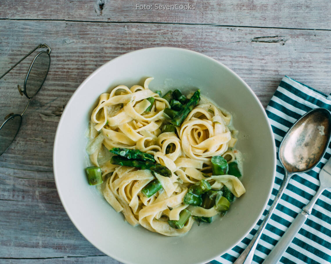 Veganes Rezept: One Pot Pasta mit grünem Spargel