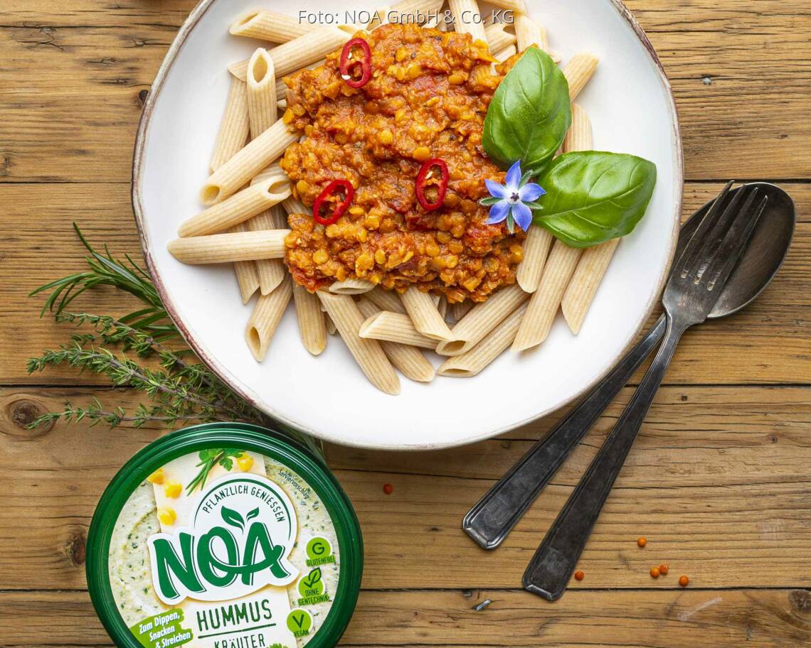 Veganes Rezept: Pasta mit Linsenbolognese und Hummus Kräuter von NOA