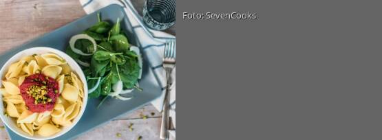 Rezeptbild für "Pasta mit Rote-Bete-Pesto und Salat vom Babyblattspinat"