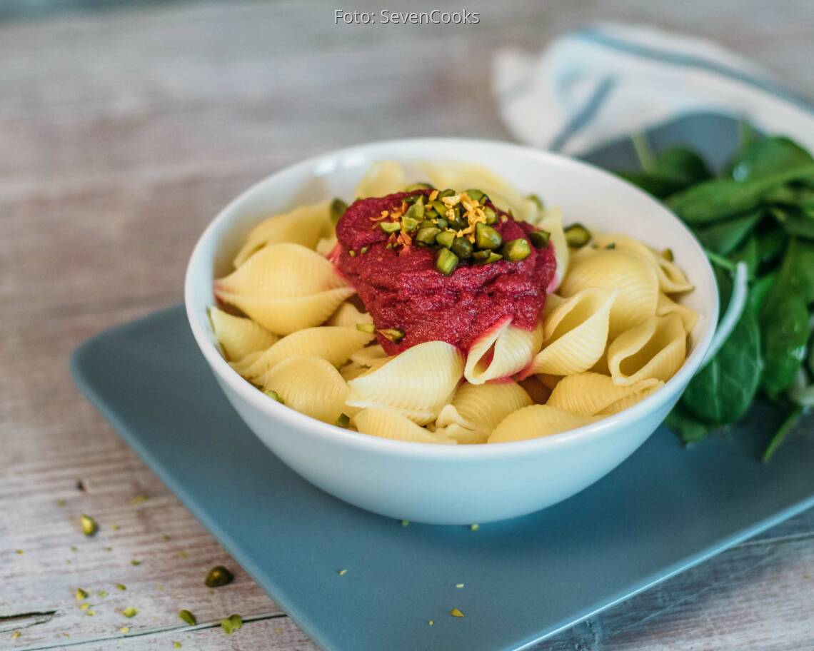 Veganes Rezept: Pasta mit Rote-Bete-Pesto und Salat vom Babyblattspinat 2