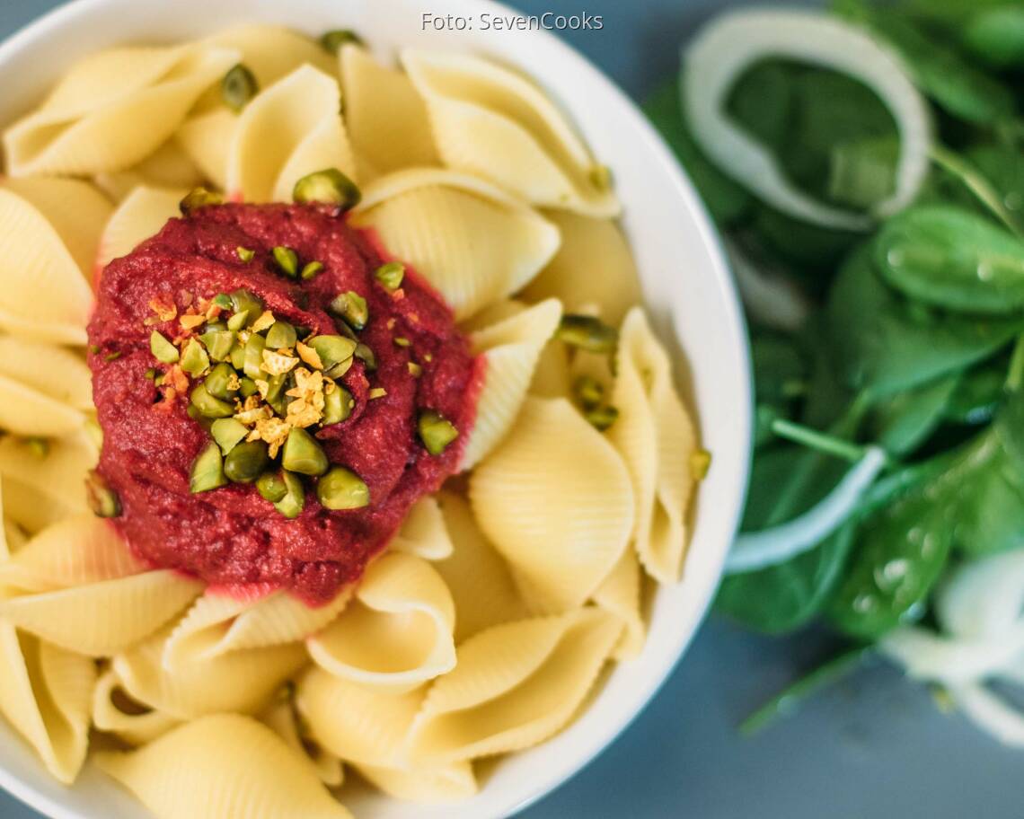 Veganes Rezept: Pasta mit Rote-Bete-Pesto und Salat vom Babyblattspinat 3