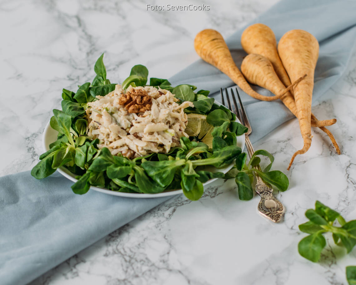 Veganes Rezept: Pastinaken-Apfel-Rohkost mit Feldsalat und Walnüssen 3