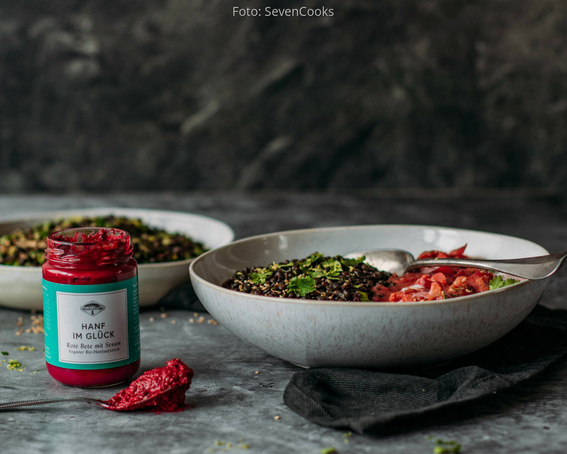 Veganes Rezept: Pinkes Curry mit Belugalinsen