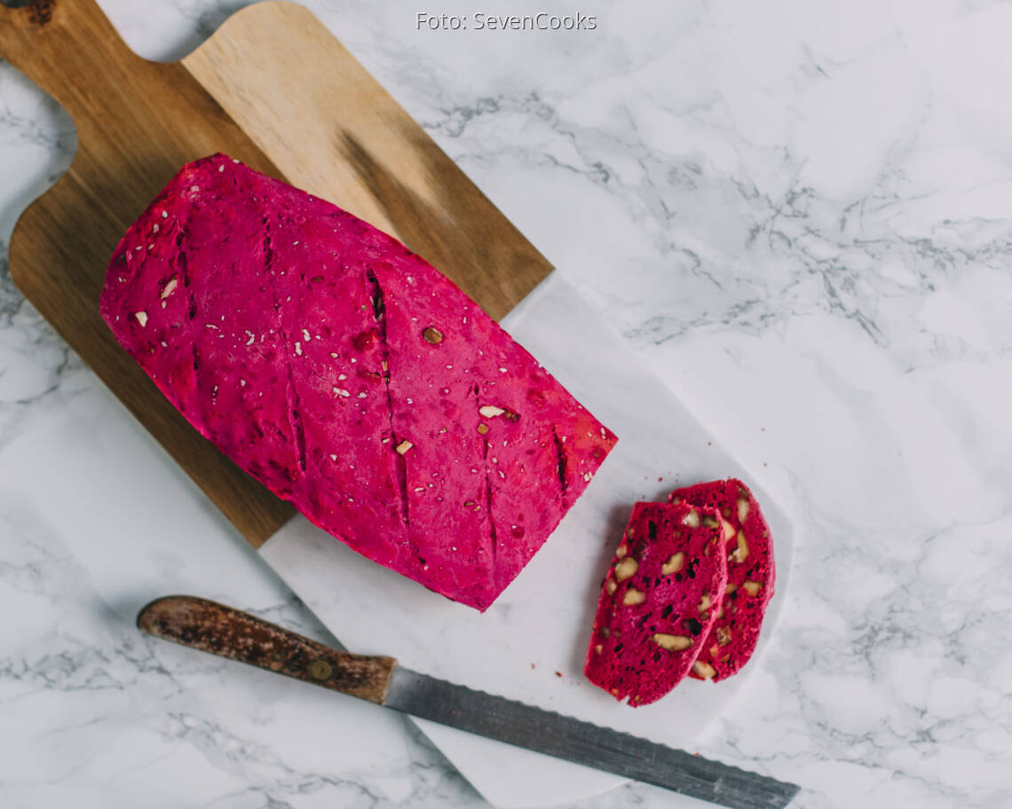 Veganes Rezept: Pinkes Nussbrot 3