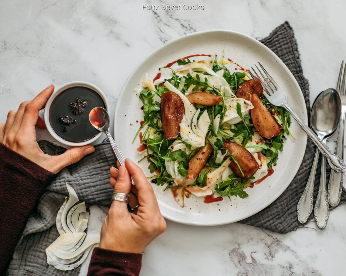 Veganes_Rezept:_Pochierter_Birnen_Fenchel_Salat_mit_Cranberry_neu 1