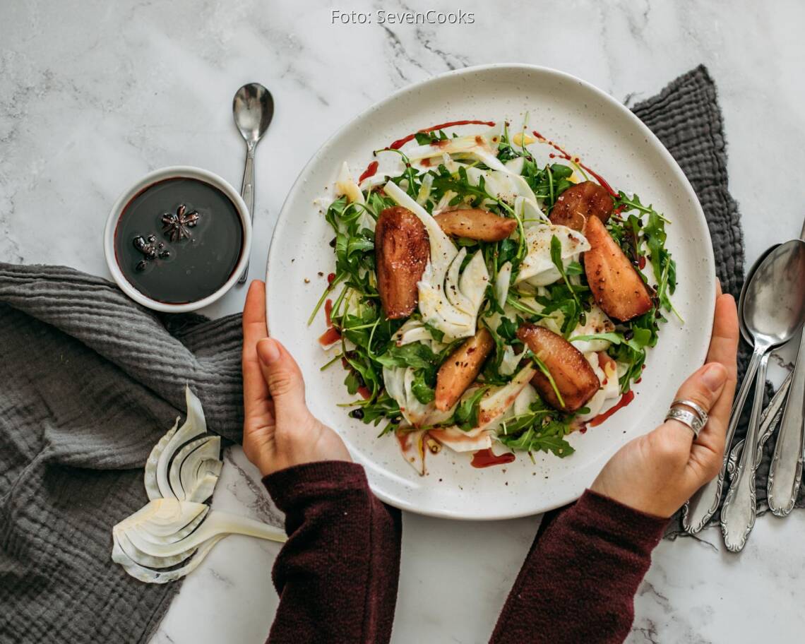 Veganes_Rezept:_Pochierter_Birnen_Fenchel_Salat_mit_Cranberry_neu 3