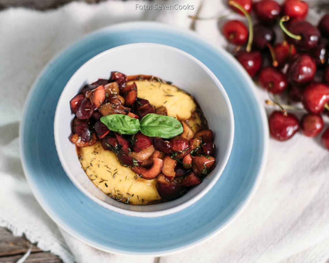 Veganes Rezept: Polenta mit Kirsch-Basilikum-Salat_1