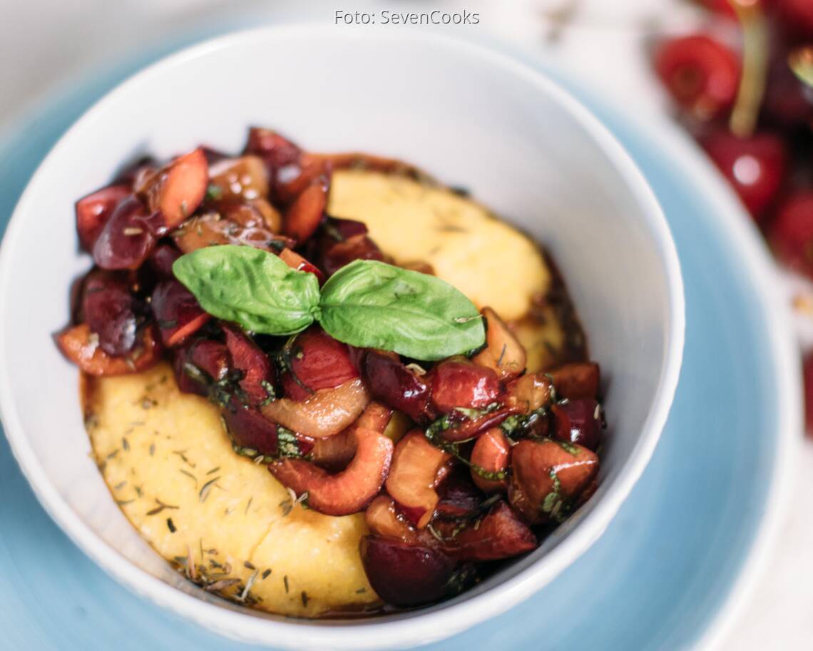 Veganes Rezept: Polenta mit Kirsch-Basilikum-Salat_2