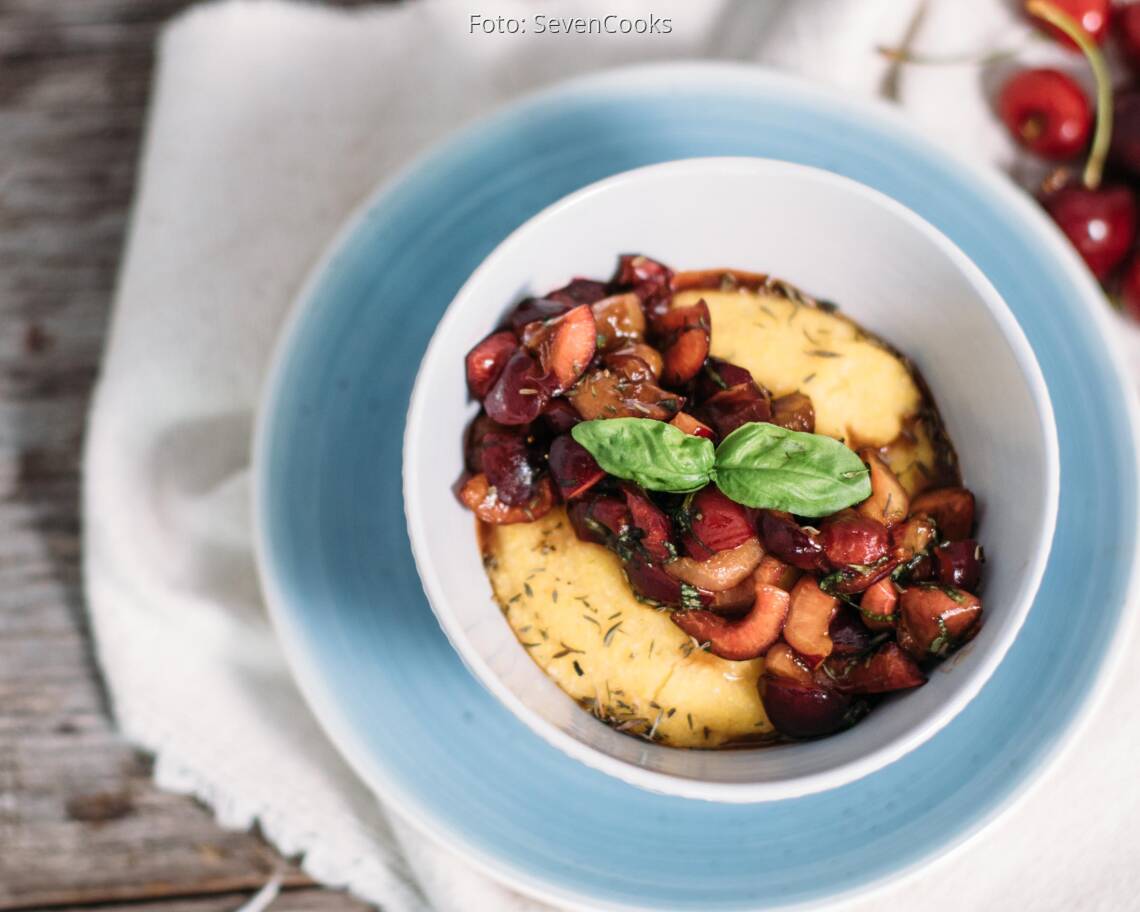 Veganes Rezept: Polenta mit Kirsch-Basilikum-Salat_3