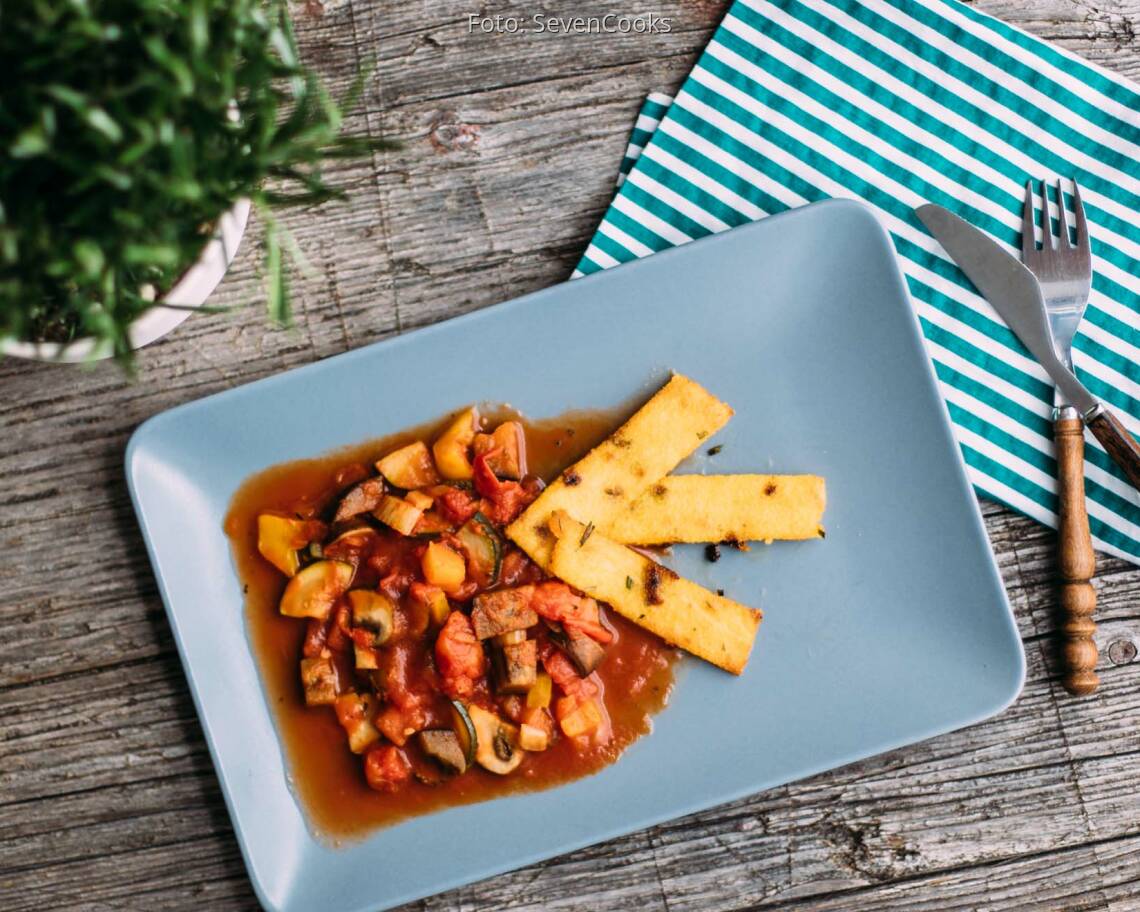 Veganes Rezept: Polentasticks mit mediterranem Gemüse