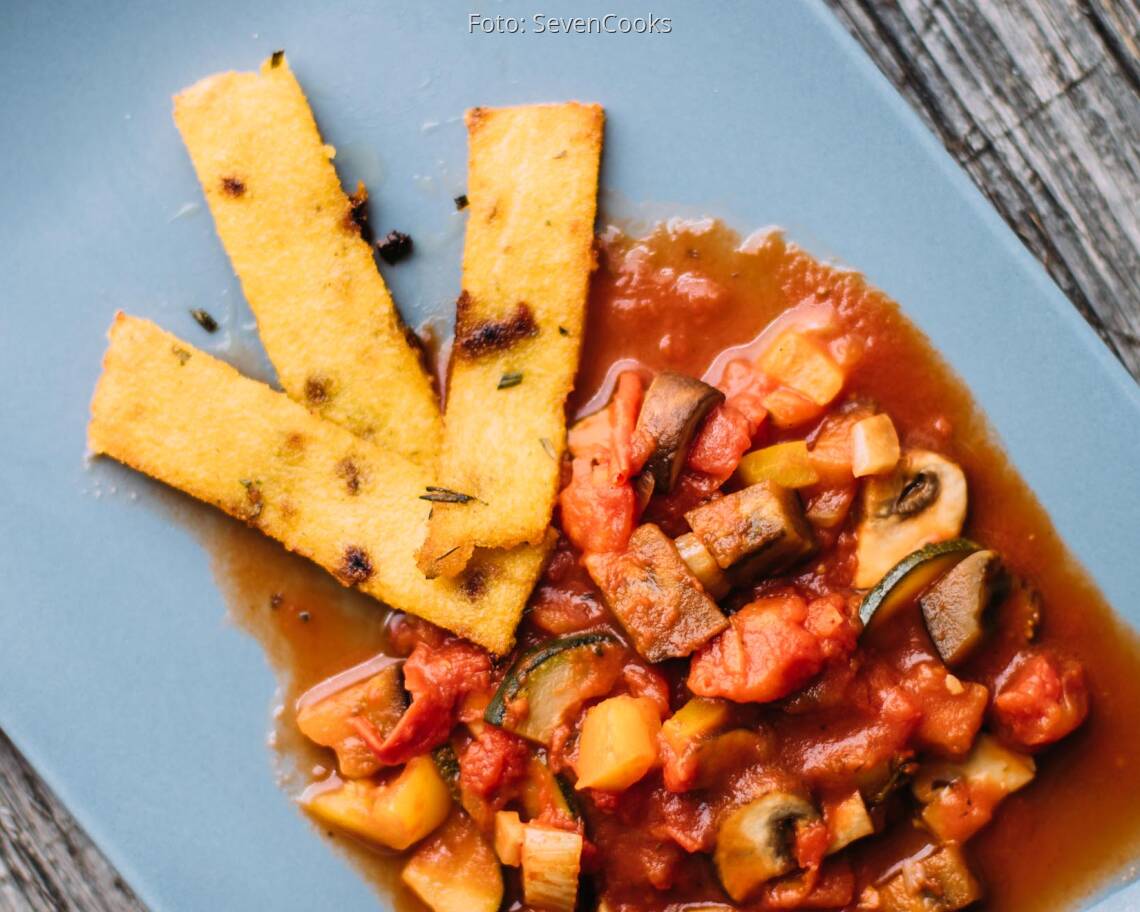 Veganes Rezept: Polentasticks mit mediterranem Gemüse
