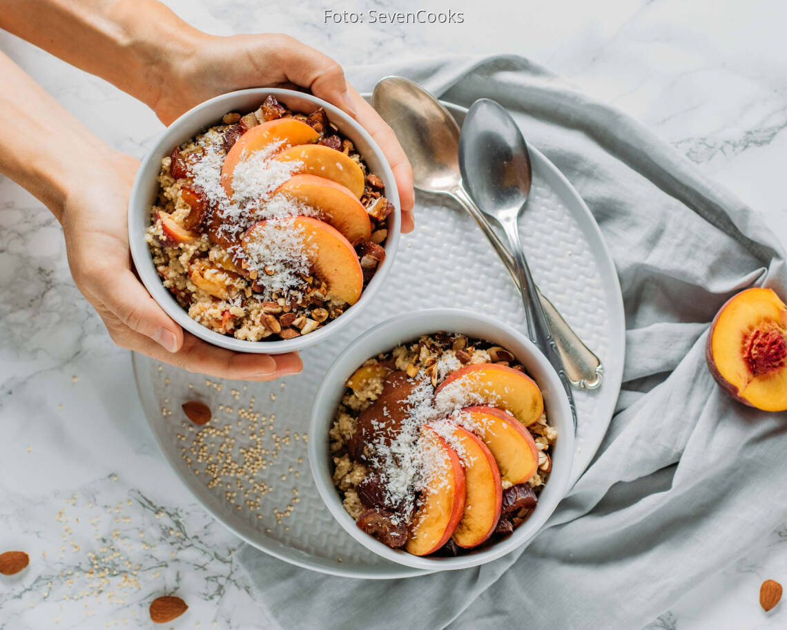 Veganes Rezept: Quinoa-Porridge mit Pfirsich und Mandeln_1