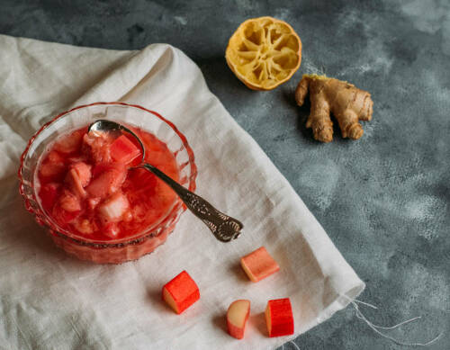 Rhabarberkompott in einer Schüssel