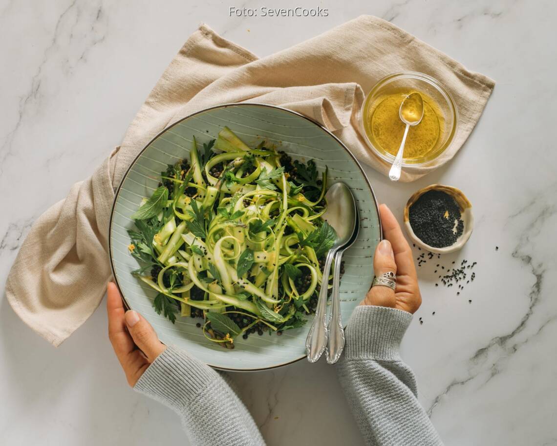 Veganes Rezept: Roher Spargelsalat mit Belugalinsen 1