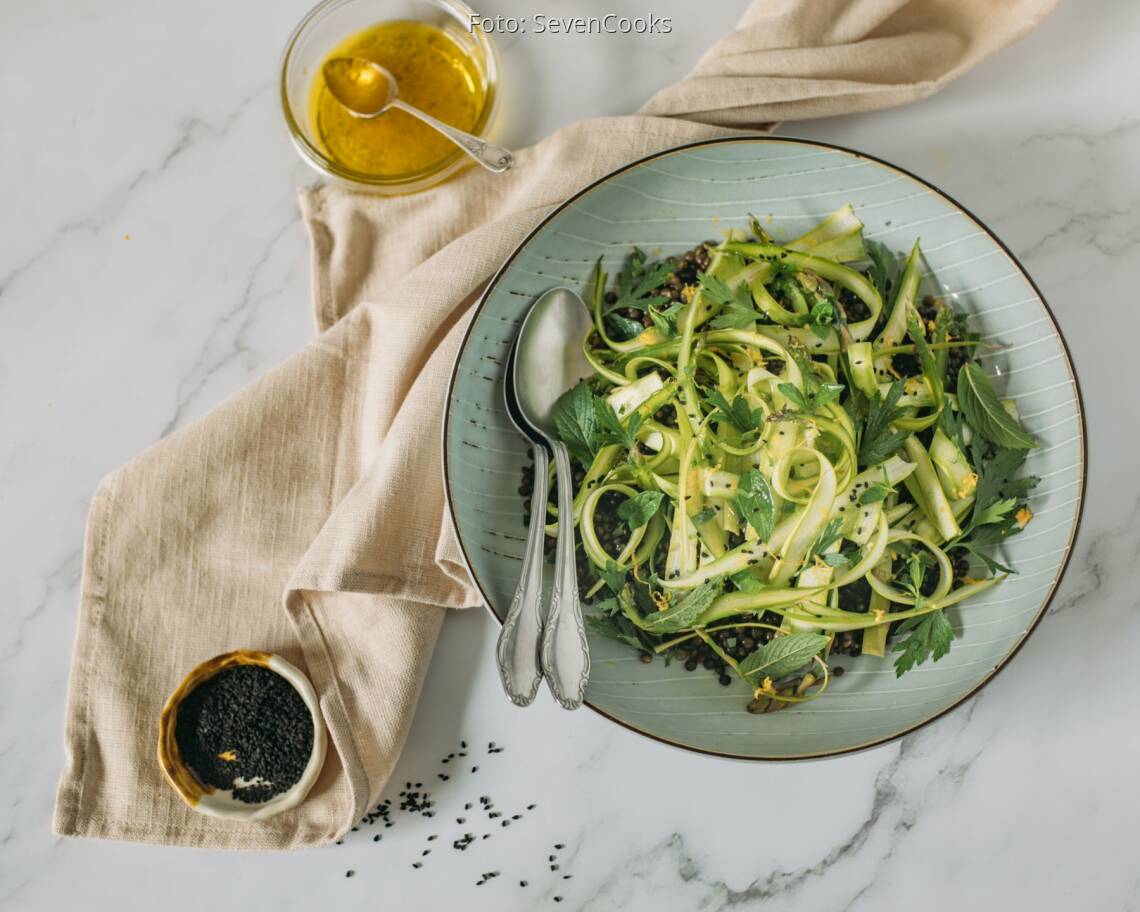 Veganes Rezept: Roher Spargelsalat mit Belugalinsen 2