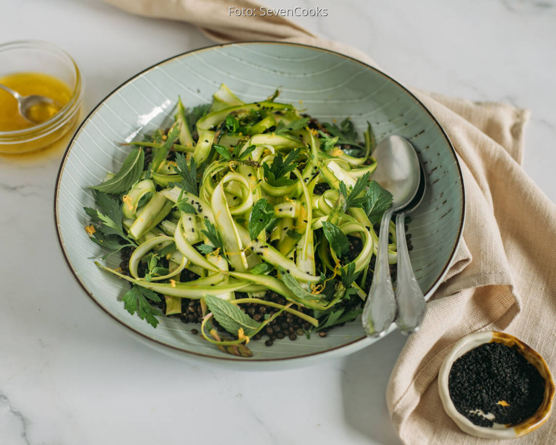 Veganes Rezept: Roher Spargelsalat mit Belugalinsen 3