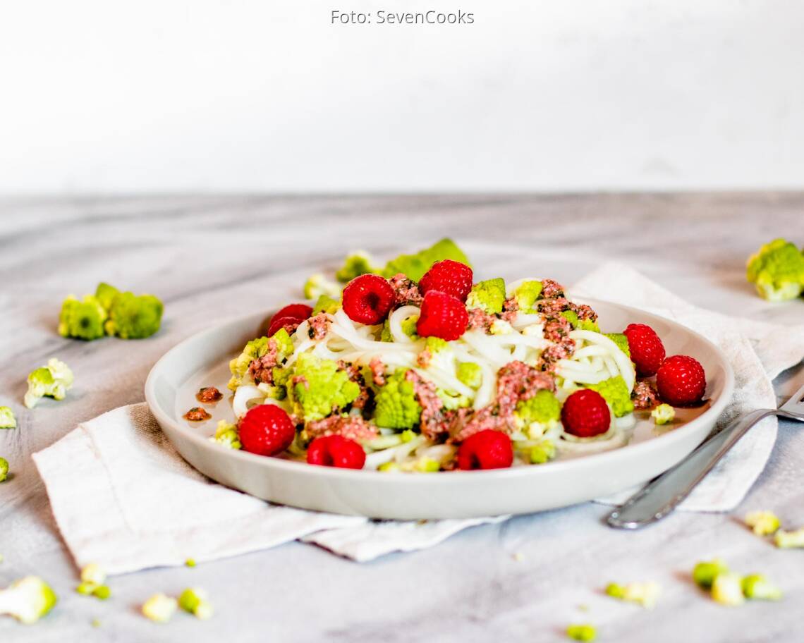 Veganes Rezept: Romanesco-Salat mit Kohlrabizoodles 2