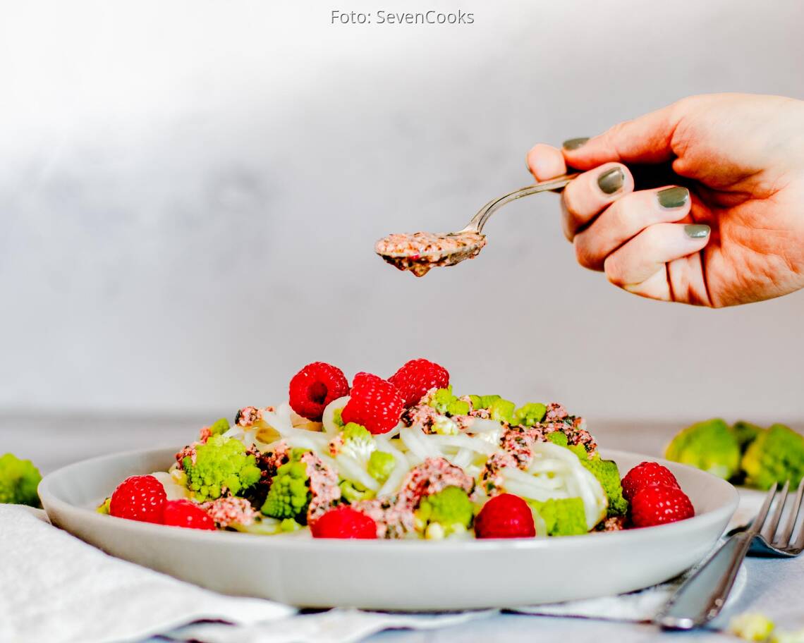Veganes Rezept: Romanesco-Salat mit Kohlrabizoodles 3