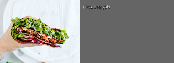 Rezeptbild für "Rote Beete Tortilla mit Veggie-Hack, Salat und frischen Sprossen"