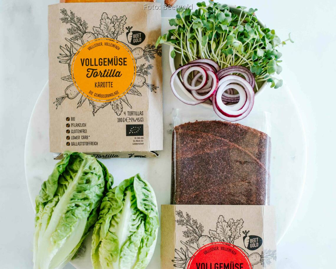 Veganes Rezept: Rote Beete Tortilla mit Veggie-Hack, Salat und frischen Sprossen