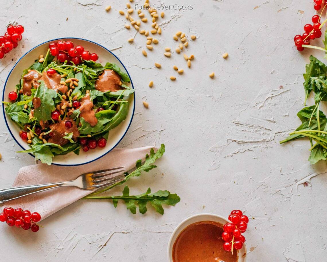 Veganes Rezept: Rucolasalat mit Johannisbeerdressing 1